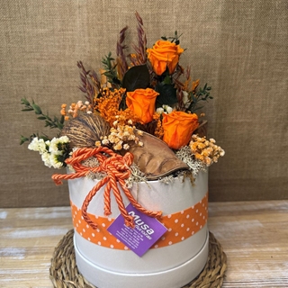 Caja beis con 3 rosas naranjas - Imagen 1