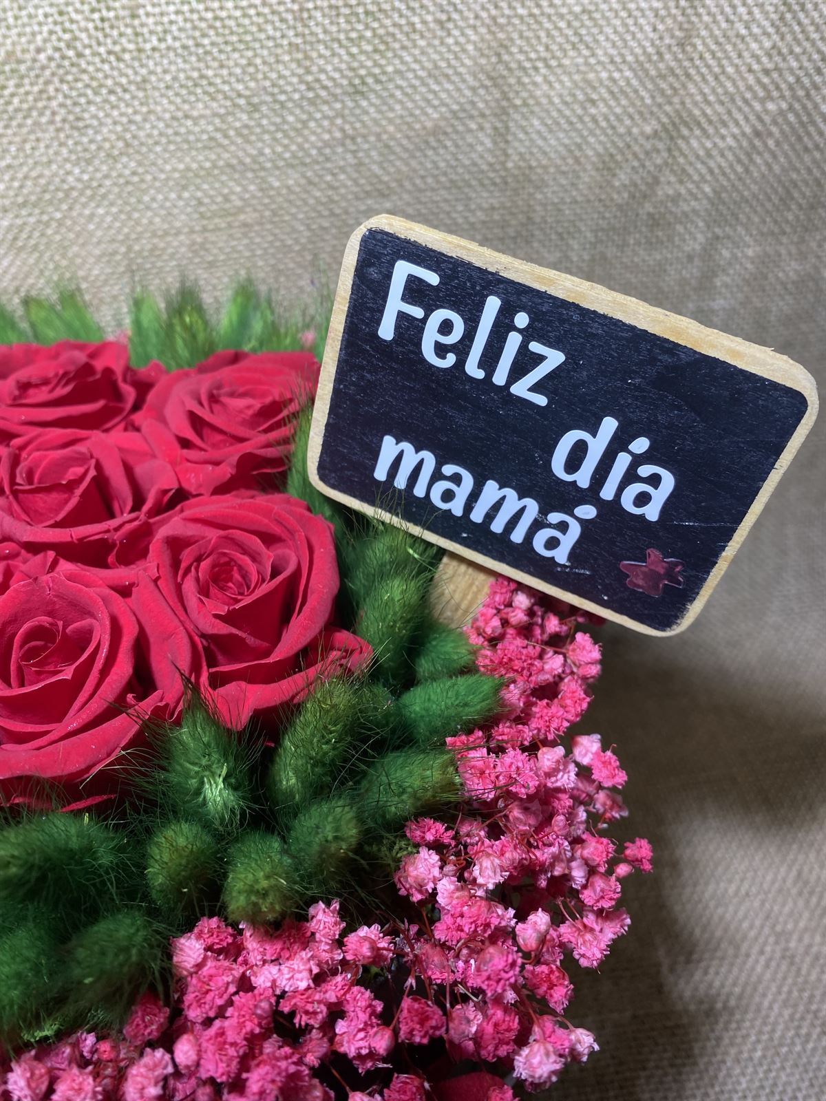 Caja con rosas rojas y paniculata - Imagen 3