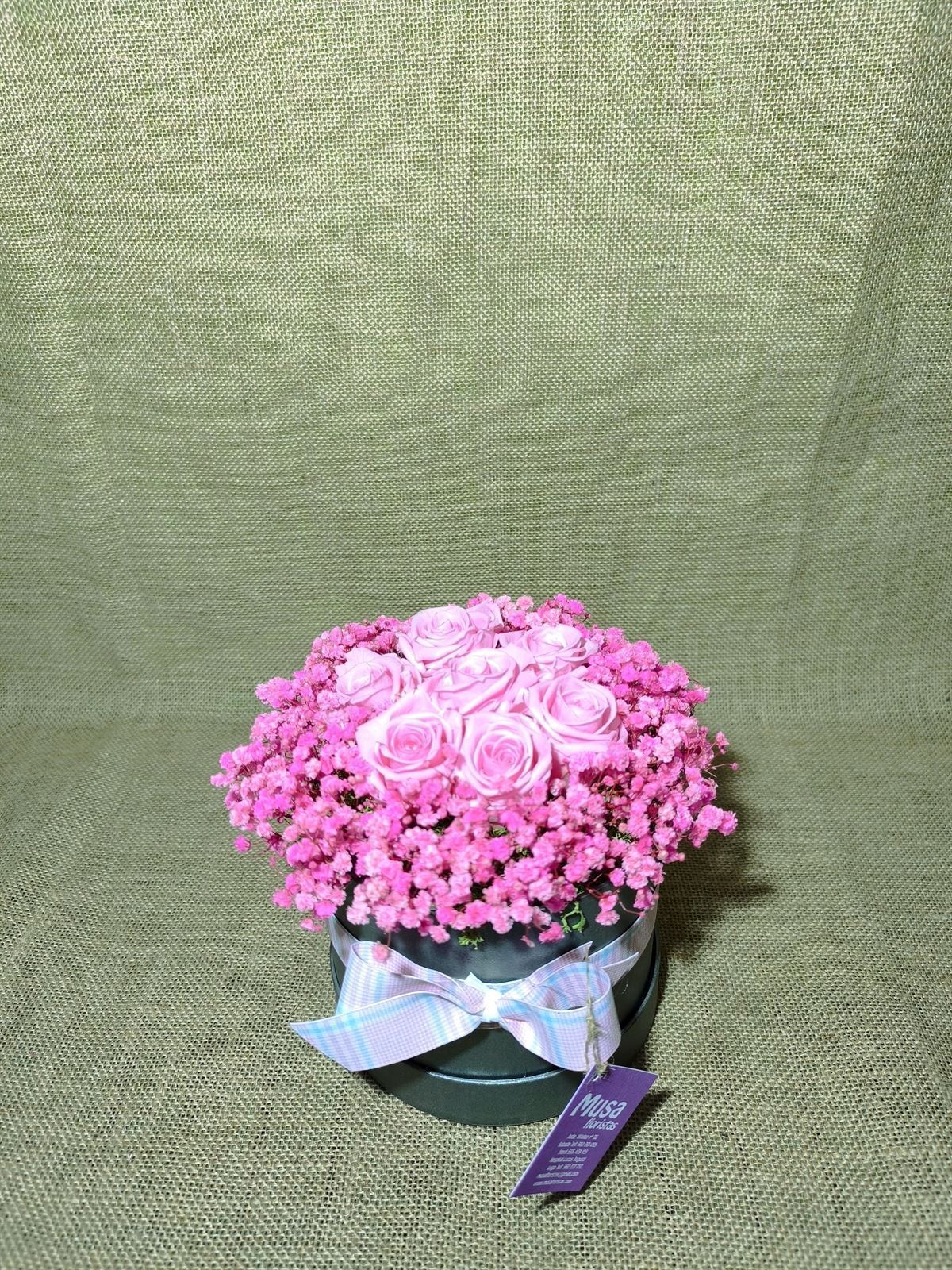 Caja con rosas y paniculata - Imagen 1