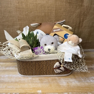 Caja marrón con peluche - Imagen 1