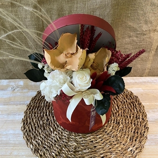 Caja roja con una rosa blanca - Imagen 1