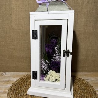 Candelabro blanco en tonos lilas - Imagen 1