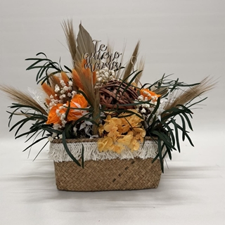 Cesta de mimbre en tonos naranjas - Imagen 2