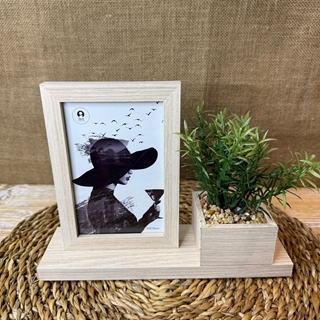 Marco foto con una planta artificial - Imagen 1