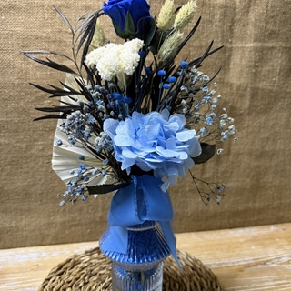 Ramo azul en jarrón - Imagen 1