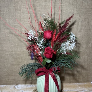 Ramo rojo en jarrón verde - Imagen 1