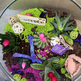 Terrario en pecera de cristal en tonos rosa - Imagen 2