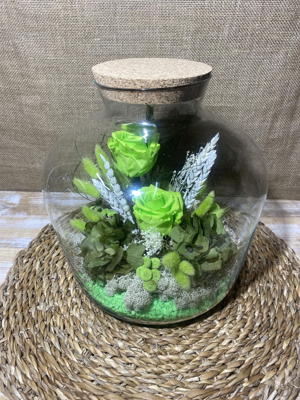 Terrarium con tapa de corcho y luz en tonos verde pistacho - Imagen 2