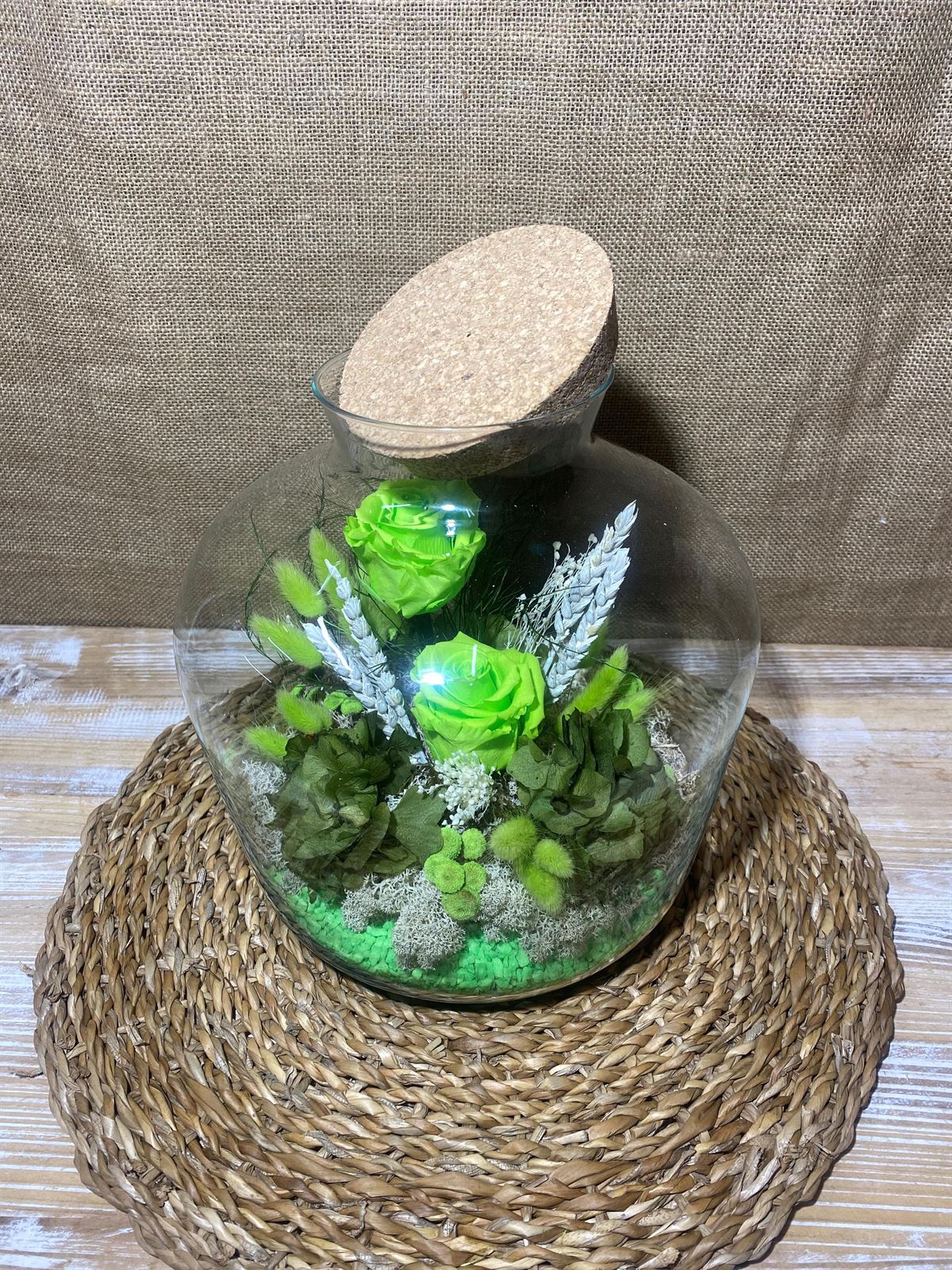 Terrarium con tapa de corcho y luz en tonos verde pistacho - Imagen 4